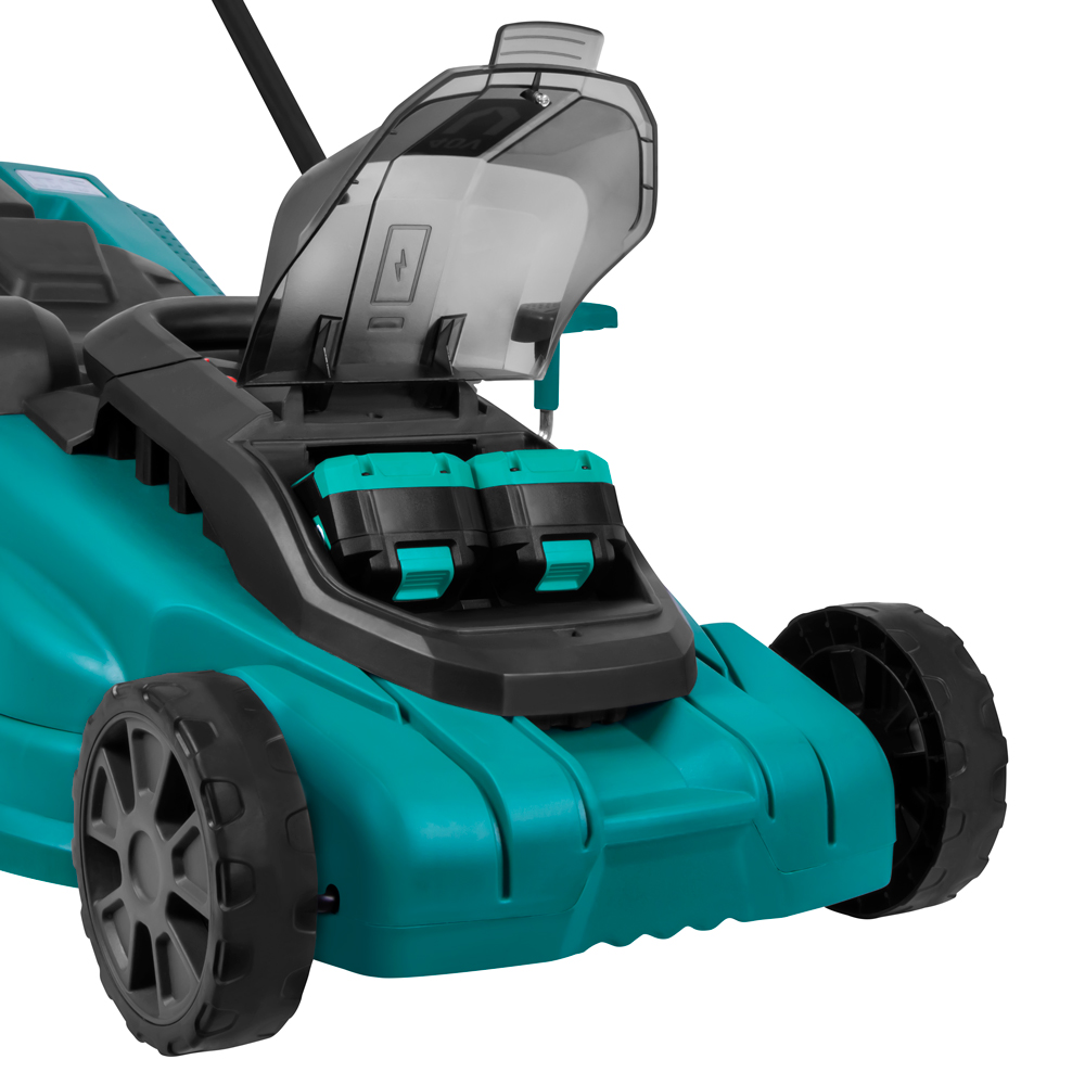 Een turquoise en zwarte grasmaaier met een transparante deksel. Twee batterijen zijn zichtbaar. De wielen zijn zwart en de achtergrond is wit.