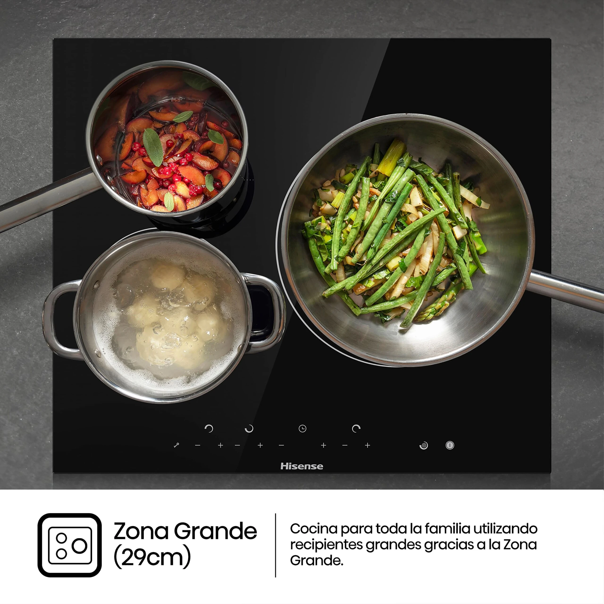 Czarna płyta grzewcza z trzema garnkami. Jeden ma śliwki, drugi fasolkę szparagową, a trzeci gotującą się żywność.