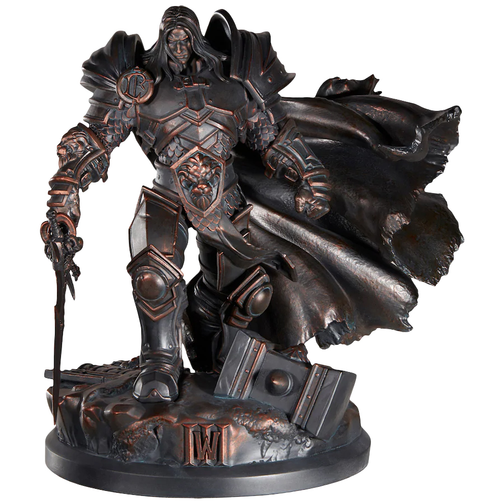 Statua in bronzo di un guerriero in armatura, con una spada. Un mantello drappeggia dietro di lui. Un martello e le iniziali "WoW" ai suoi piedi.