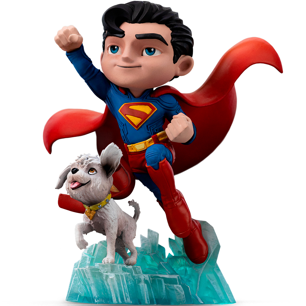 Statuetta di Superman che vola con un cane bianco. Superman indossa blu e rosso. Il cane ha un collare giallo. Sono su una base blu.