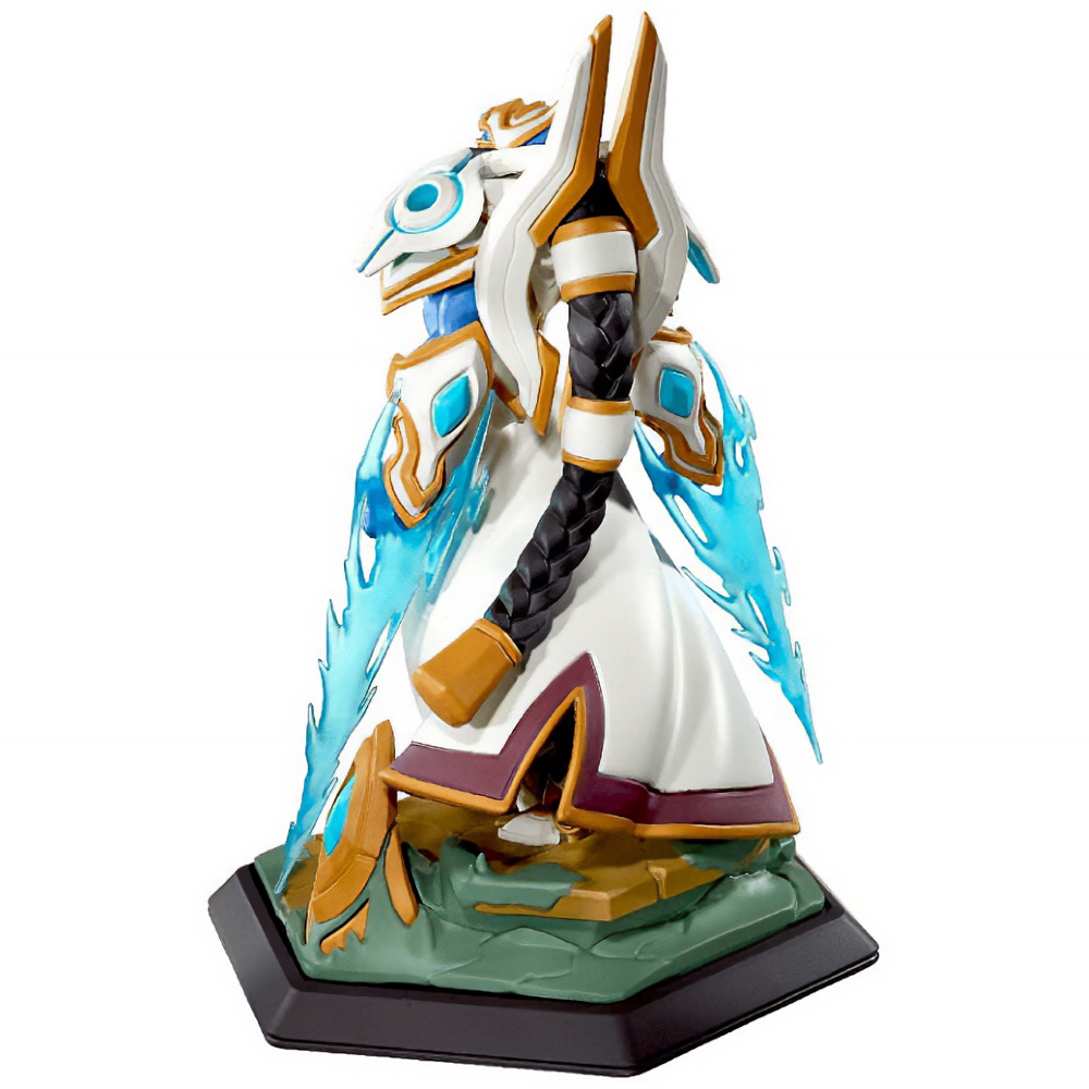 Una statuetta bianca e oro di un personaggio con effetti di energia blu, su una base nera, verde e oro. La figura ha una treccia nera.