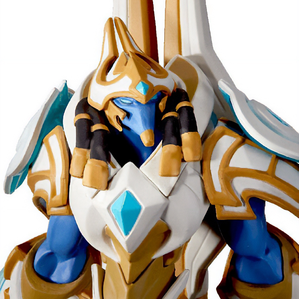 Primo piano di una figura Protoss, con pelle blu, armatura dorata e bianca e un gioiello a forma di diamante sul petto.