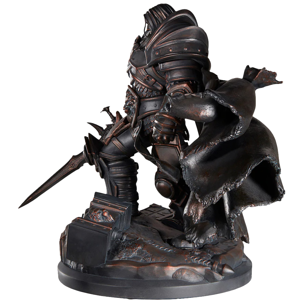 Statua in bronzo di un cavaliere in armatura con spada e mantello scuro. La statua poggia su una base di pietra.