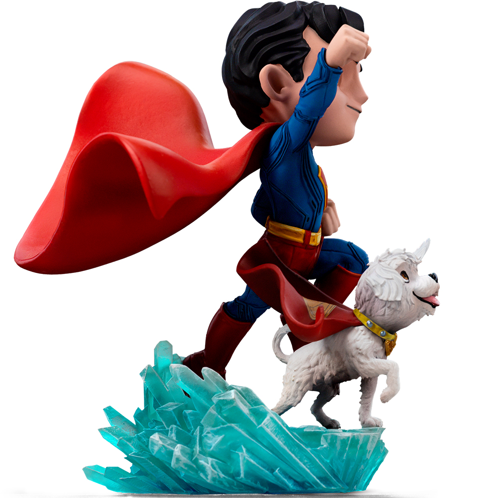 Figura di Superman che corre con un cane. Superman indossa un abito blu, un mantello rosso e stivali. Il cane indossa un mantello e un collare.