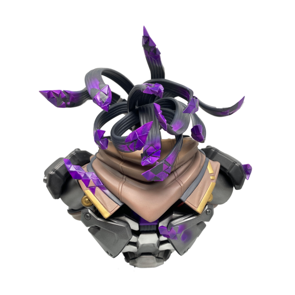 Un busto di un personaggio con una sciarpa marrone, strutture simili a capelli neri e viola e un corpo metallico con accenti viola.