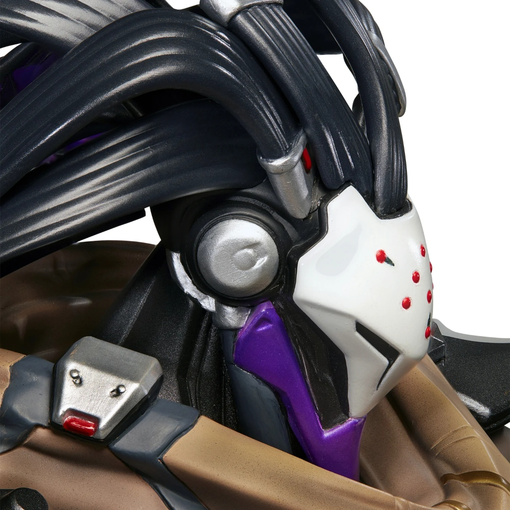 Primo piano della testa di una figura. Presenta una maschera bianca con punti rossi, tubi neri, dettagli viola ed elementi grigio metallizzato.