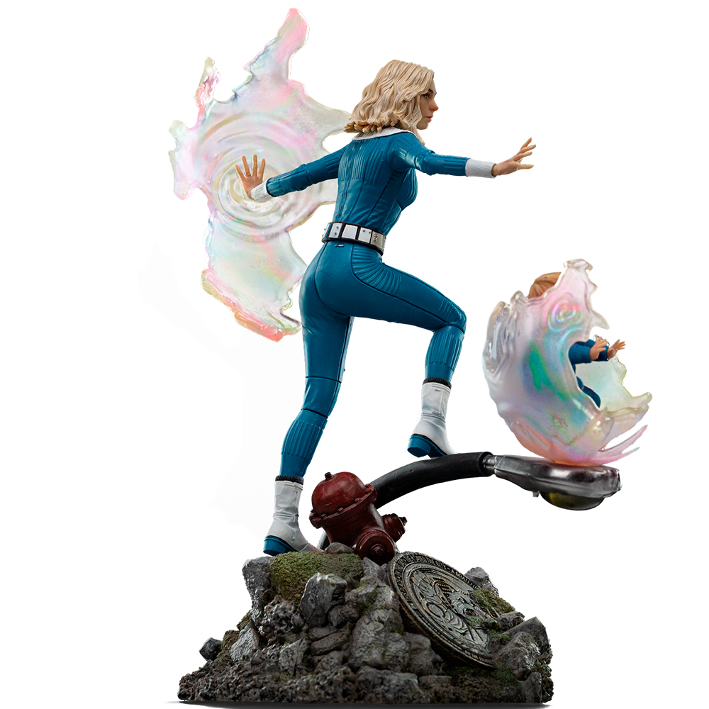 Una statuetta di una donna in tuta blu, su una base rocciosa con un idrante e un lampione, con un effetto traslucido.