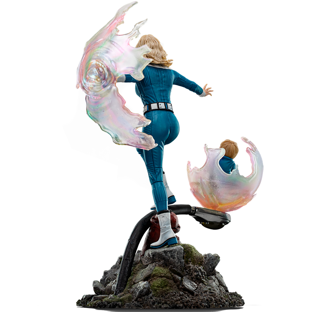 Statua di una donna in tuta blu con capelli biondi e un ragazzo, entrambi con scudi energetici, su una base di roccia.