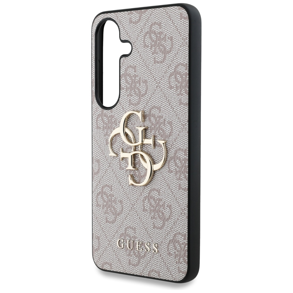 Una custodia per telefono con logo Guess. La custodia è beige con un motivo e un emblema dorato. I bordi sono neri.