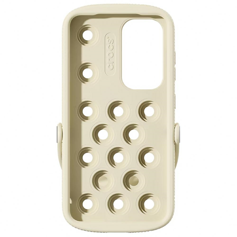Una custodia per telefono color crema con più fori circolari e il marchio 'Crocs' è visibile.