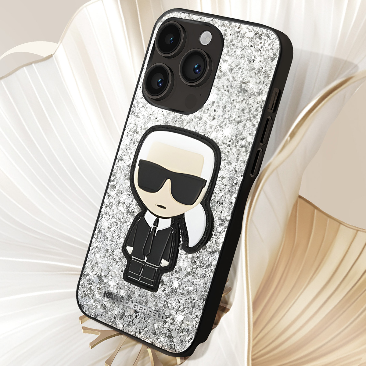 Custodia per telefono con design glitterato e figura di Karl Lagerfeld. Cornice nera, retro argento glitterato, figura Karl con occhiali, capelli bianchi.