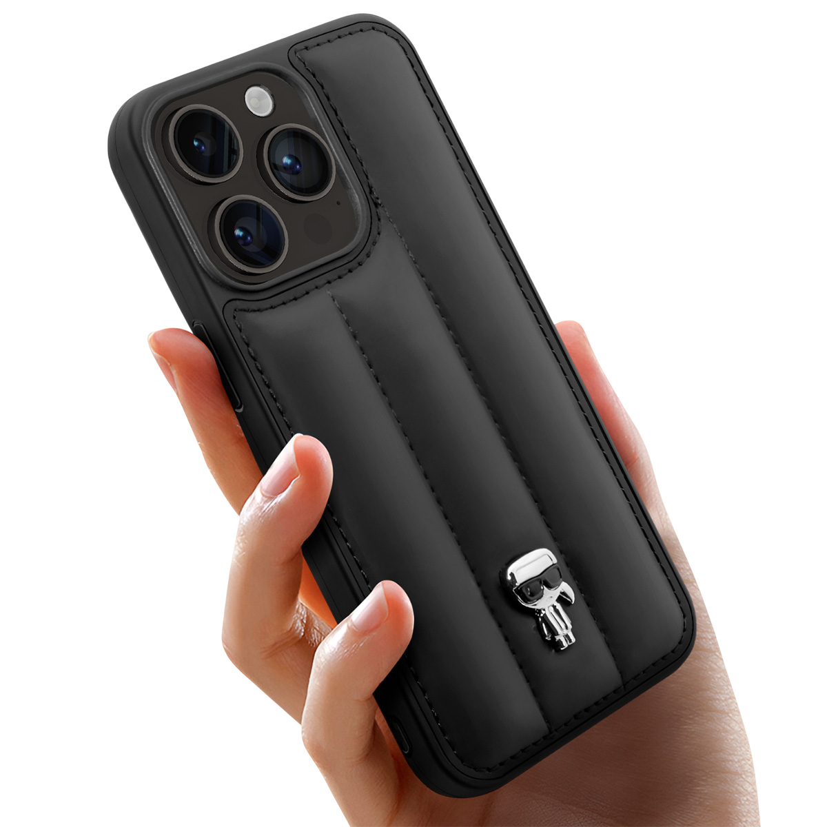 Una mano tiene in mano un iPhone nero con una custodia. La custodia è cucita e ha un logo argentato. Il telefono ha tre lenti.