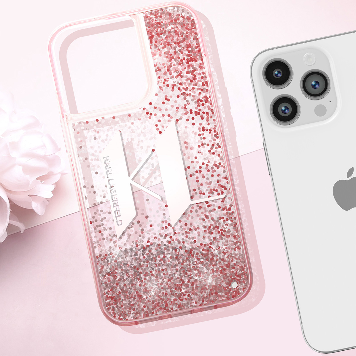 Una custodia per telefono con glitter e un logo 'K' accanto a un iPhone. Sfondo rosa con un fiore.