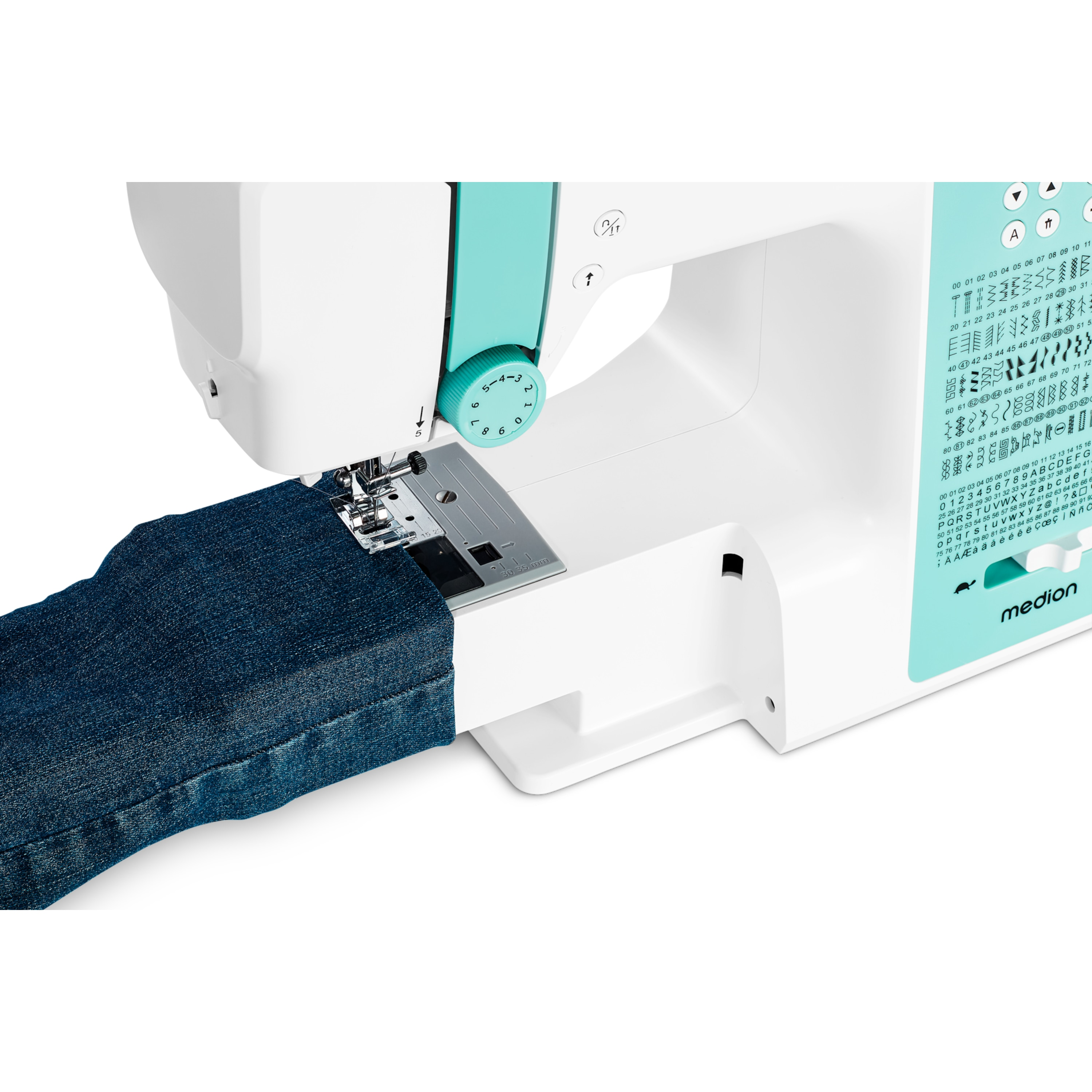 Biała maszyna do szycia z niebieskim dżinsem pod igłą. Obecne miętowe akcenty.