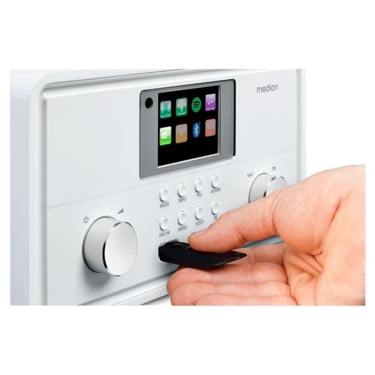 Ręka wkładająca czarny pendrive do białego radia Medion. Radio ma ekran wyświetlający ikony aplikacji.