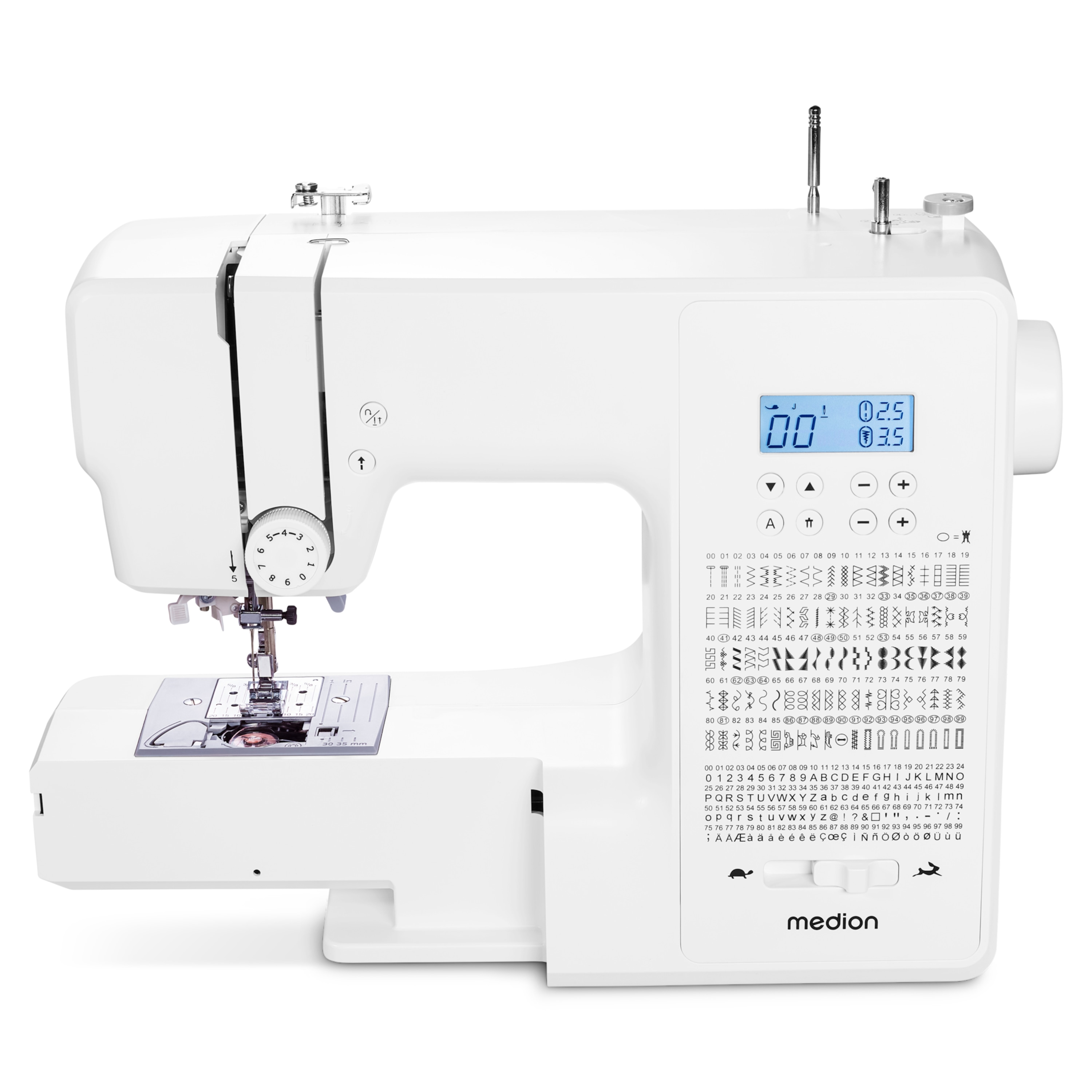 Biała maszyna do szycia, wyświetlacz cyfrowy, przyciski sterowania i różne wzory ściegów. Logo 'medion'.
