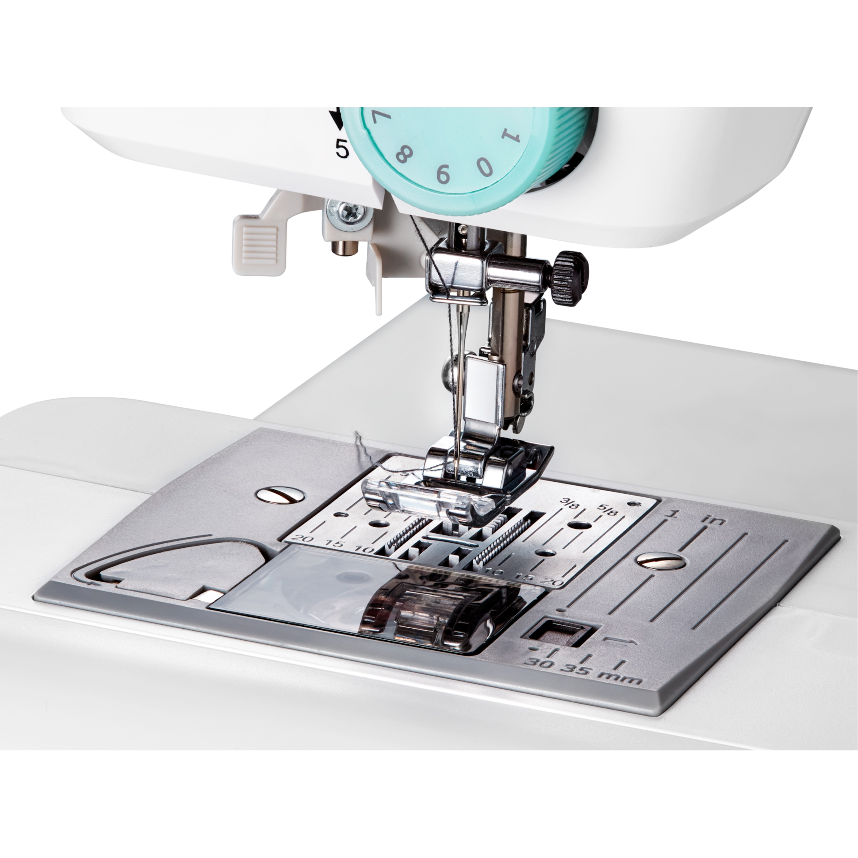 Maszyna do szycia z igłą, stopką i pokrętłem. Podstawa jest szara, a maszyna biała.