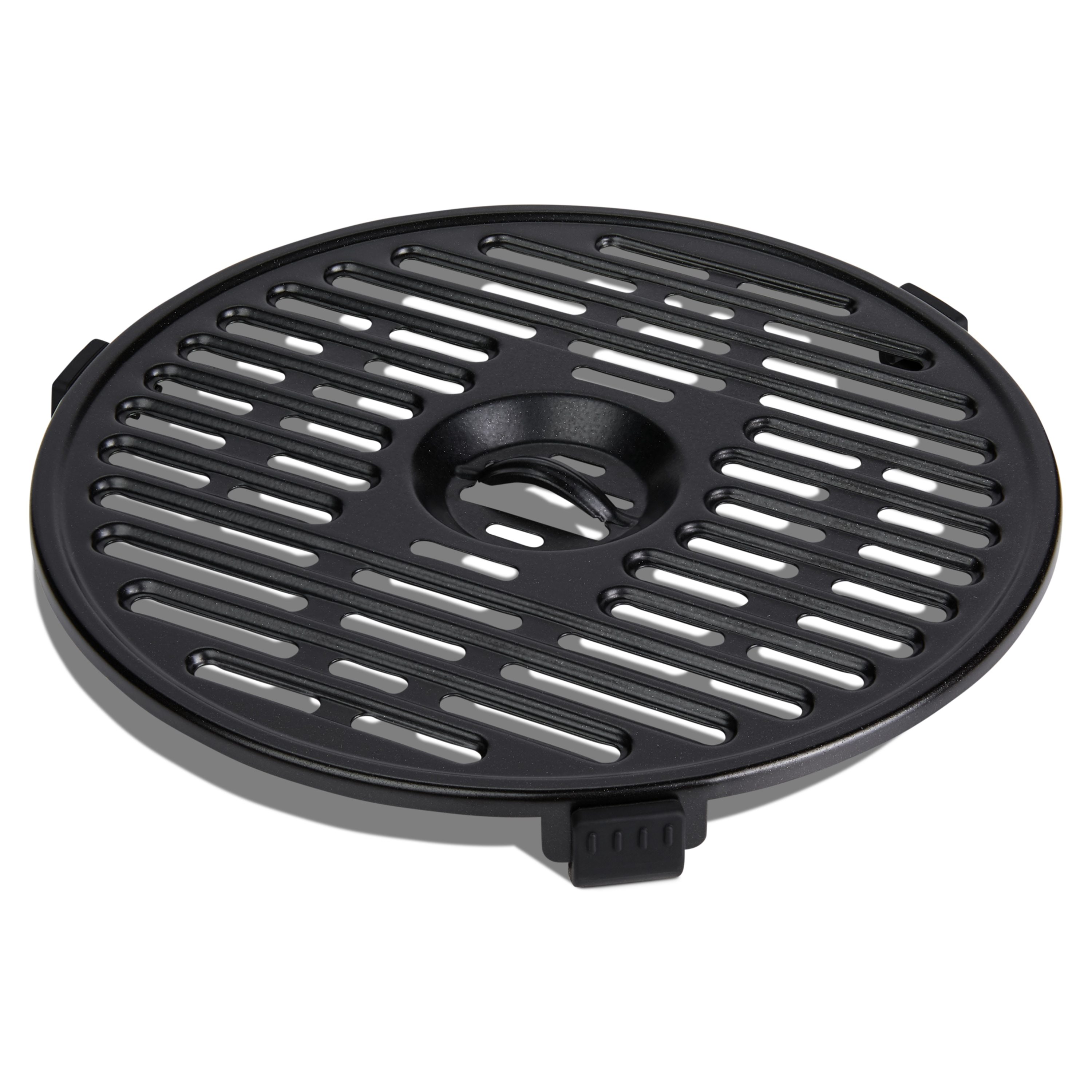 Een zwarte, ronde grillrooster met een handvat in het midden en sleuven. Het heeft een schaduw op een witte achtergrond.