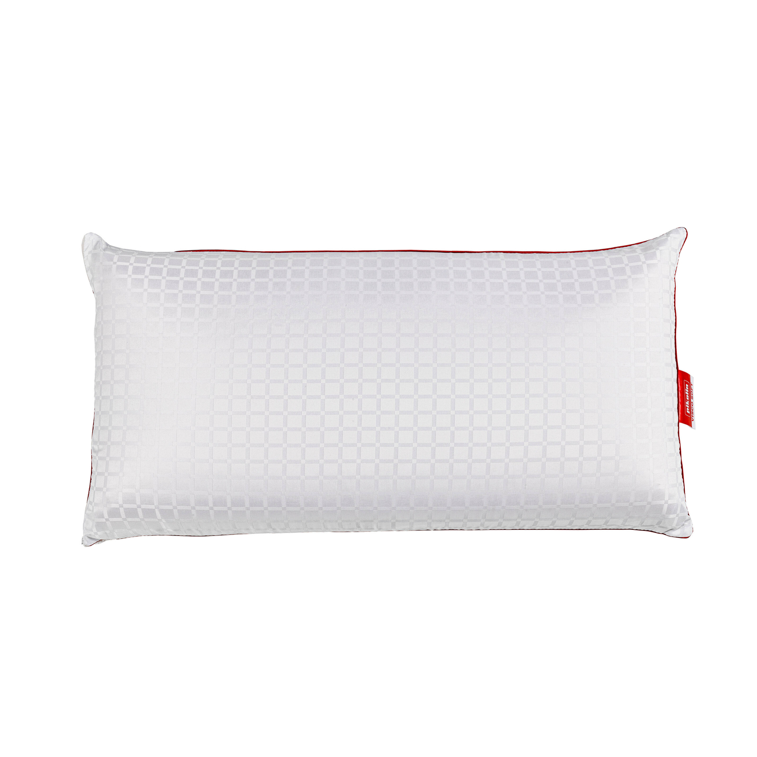 Una almohada rectangular blanca con borde rojo. La almohada tiene un patrón texturizado. Una etiqueta roja con texto blanco está en el lateral.