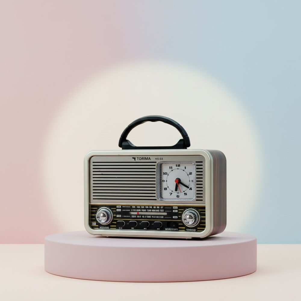 Pembe bir podyum üzerine yerleştirilmiş, saatli, eski tarz bir radyo. Radyo, krem ve ahşap renkli, siyah saplıdır. Arka plan pasteldir.