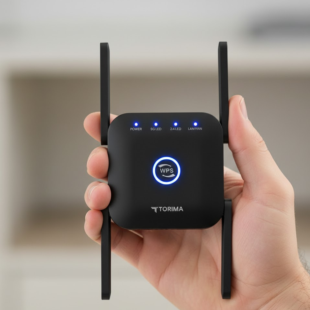 Bir el, siyah bir Torima WiFi genişletici tutuyor. Antenleri, mavi gösterge ışıkları ve bir WPS düğmesi var. Arka plan bulan ık.
