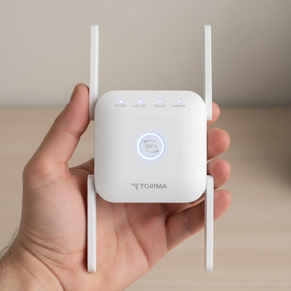 Bir elde tutulan beyaz bir Wi-Fi genişletici. Antenleri, gösterge ışıkları ve Torima logosu var. Arka plan bulanık.