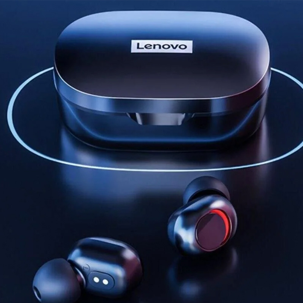 Karanlık mavi bir yüzey üzerinde siyah Lenovo kulaklık ve şarj kutusu. Kutu üzerinde Lenovo logosu var.
