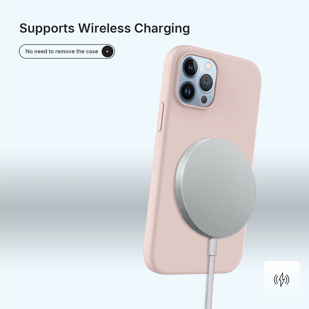 Een roze telefoonhoesje met een zilveren oplaadschijf. De hoes zit op een telefoon, met een oplaadkabel. Draadloos opladen wordt ondersteund.