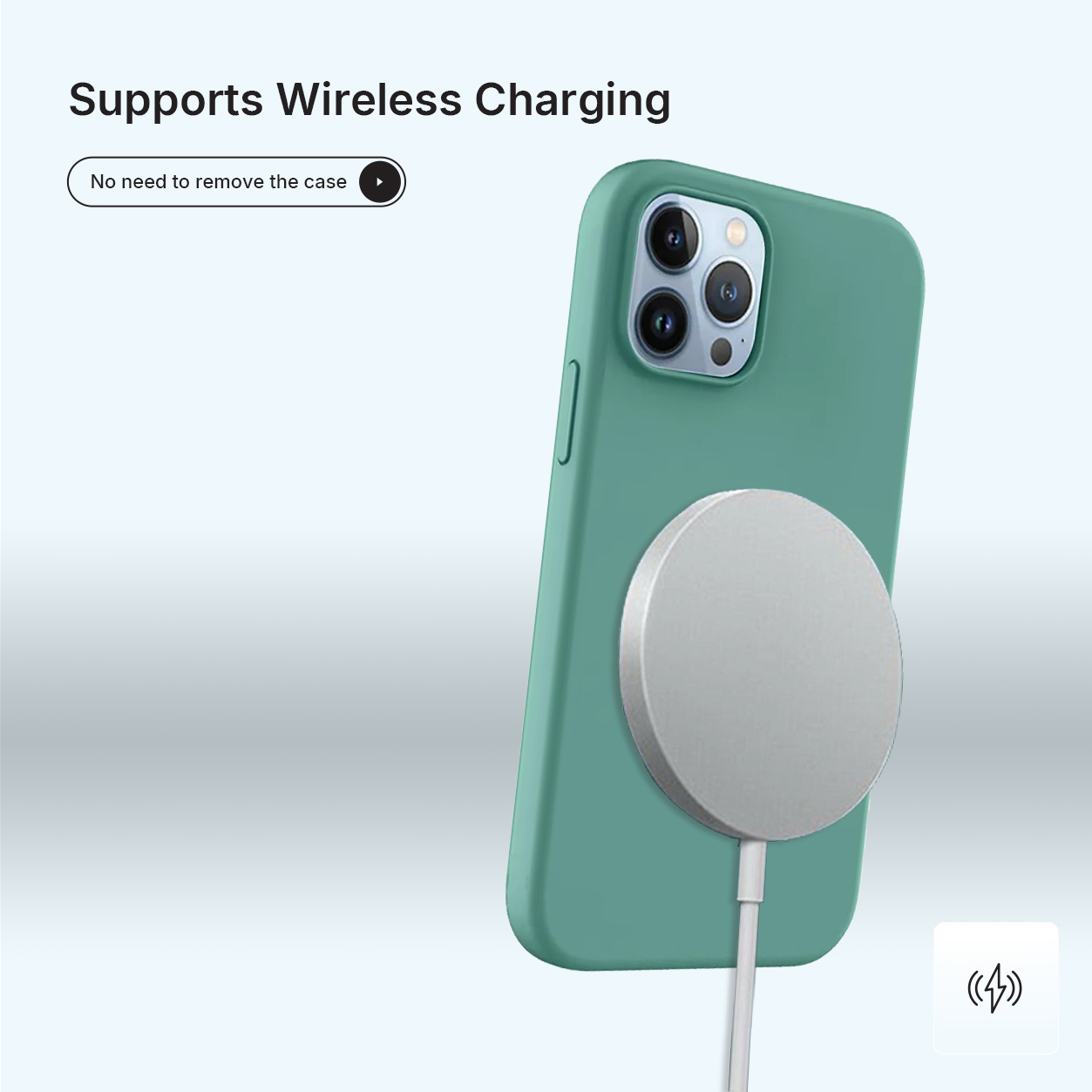 Een teal telefoonhoesje met een zilveren oplaadpad wordt getoond. De telefoonhoes zit op een telefoon. De achtergrond is wit.