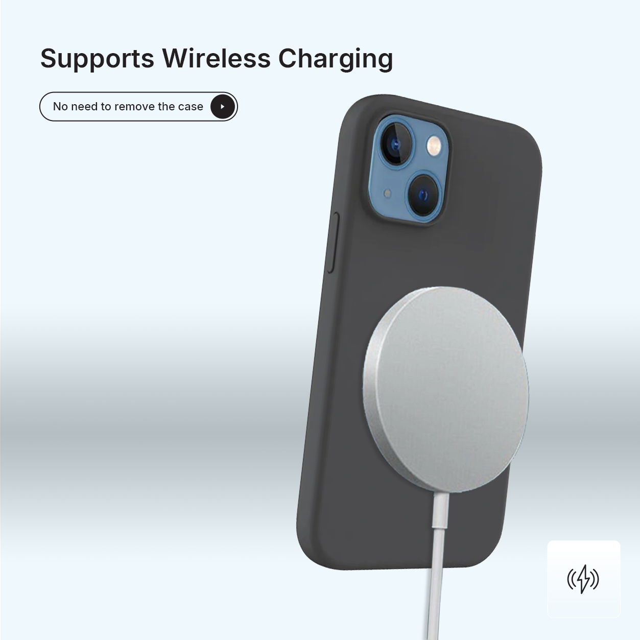 Zwarte telefoon met zilveren oplader. Draadloos opladen ondersteund. Witte kabel aangesloten op de oplader. De hoes hoeft niet verwijderd te worden.