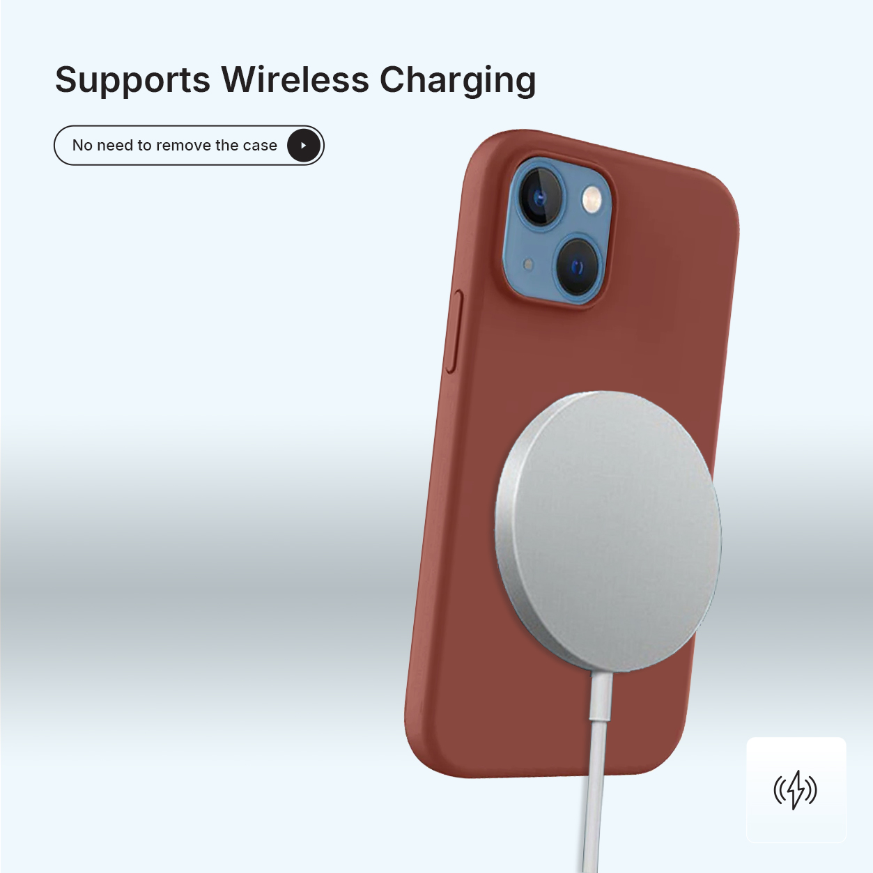 Een telefoon in een hoesje met een draadloze oplader aangesloten. De telefoon is baksteenrood, de oplader is zilver en de achtergrond is lichtblauw.