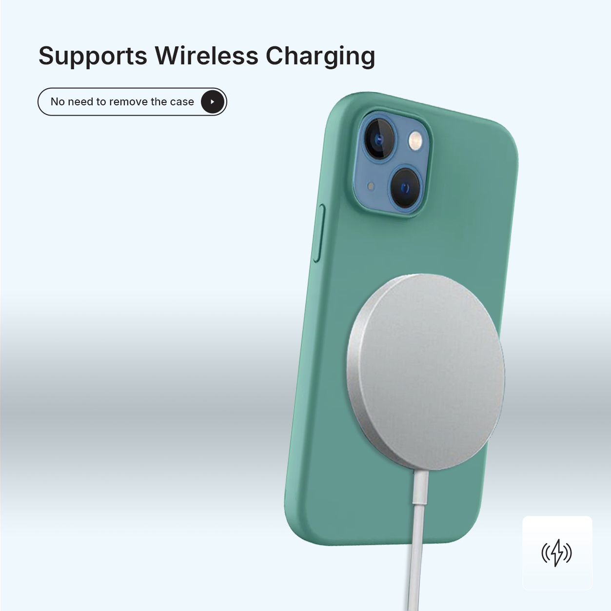Groene telefoonhoes met een draadloze oplader bevestigd. De telefoon heeft twee camera's. Er is een witte oplaadkabel aangesloten.