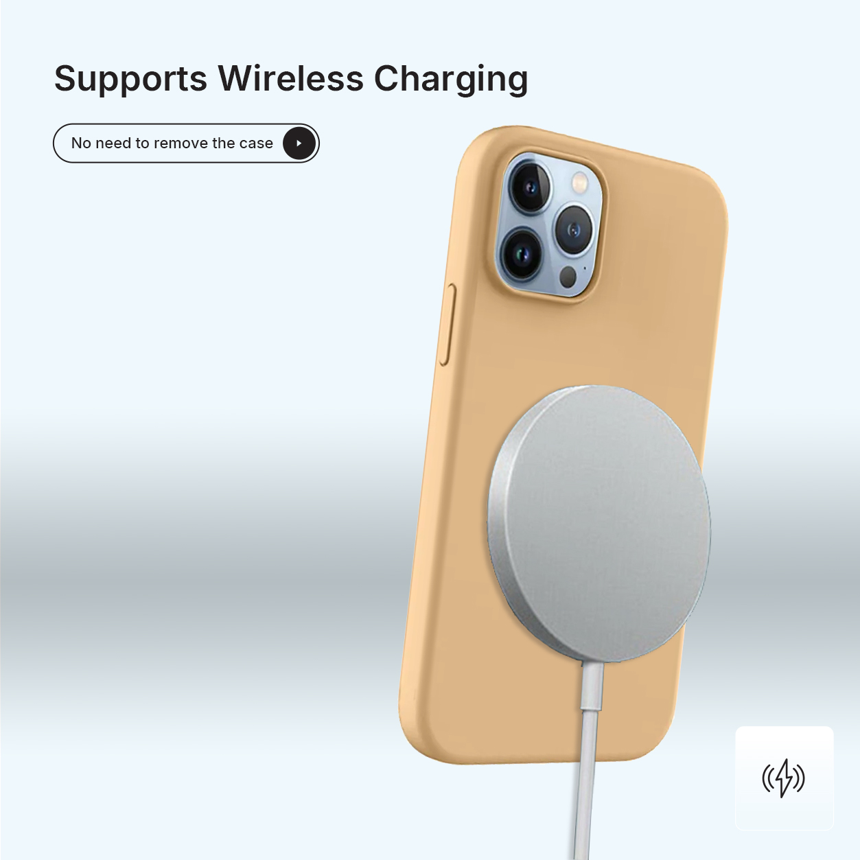 Een telefoon in een gele hoes met een zilveren draadloze oplader. De oplader is aangesloten met een witte kabel.