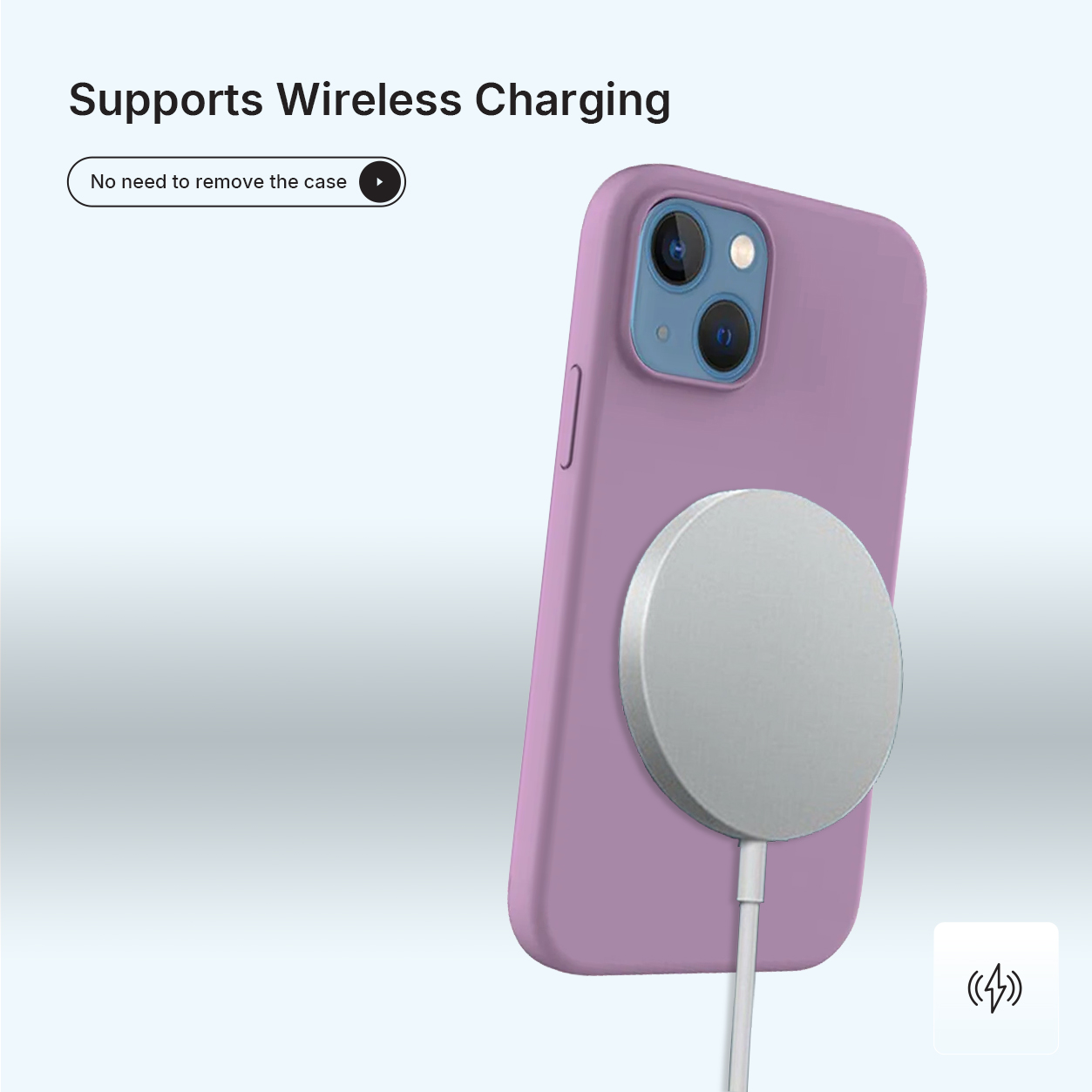 Een paarse telefoonhoes met een zilveren oplaadpad is verbonden met een witte kabel. De telefoon heeft twee cameralenzen.