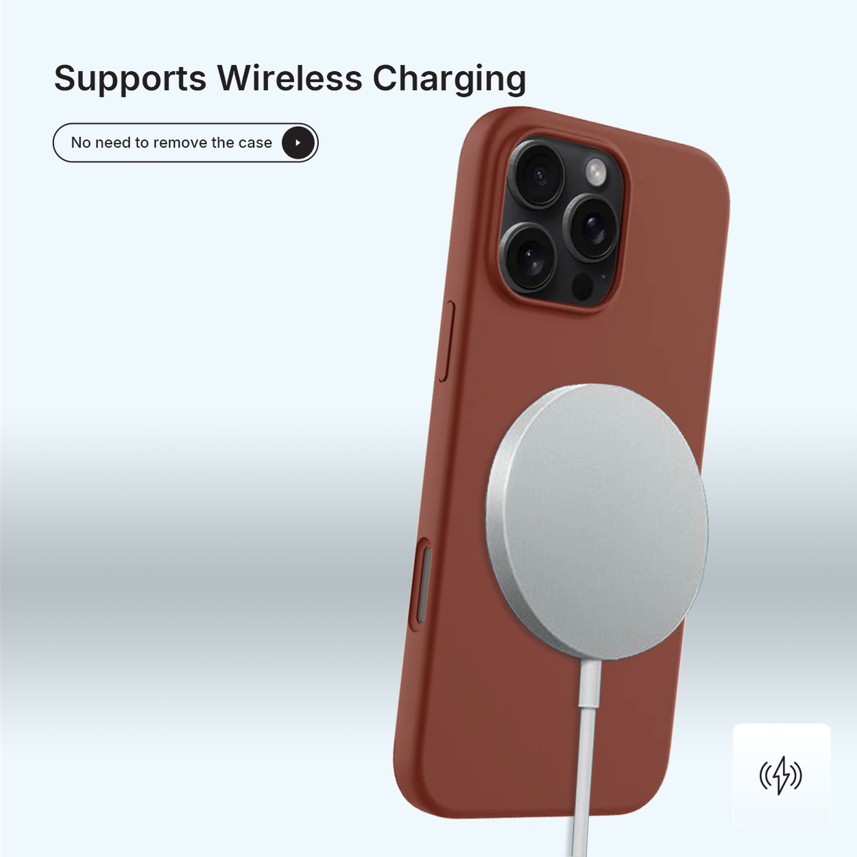 Een bruine telefoonhoes met een zilveren oplaadpad is bevestigd. De telefoon staat schuin, met een oplaadpictogram in de hoek.