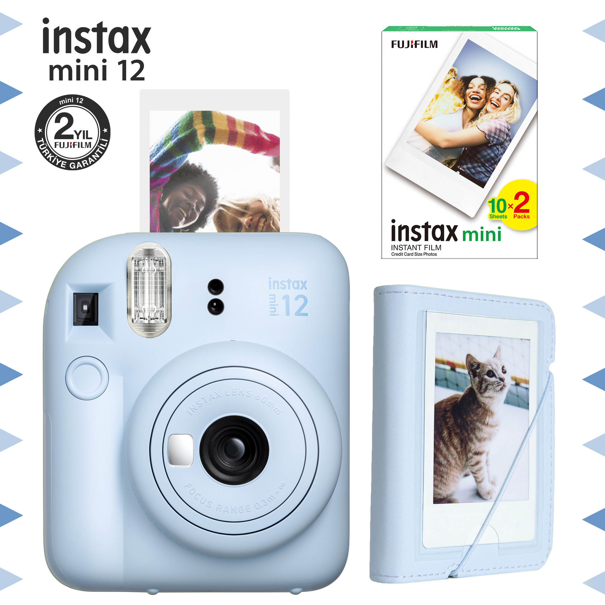 Fotoğraflar, film paketleri ve kedi fotoğrafı olan koruyucu bir kılıf ile açık mavi bir Instax Mini 12 kamera.