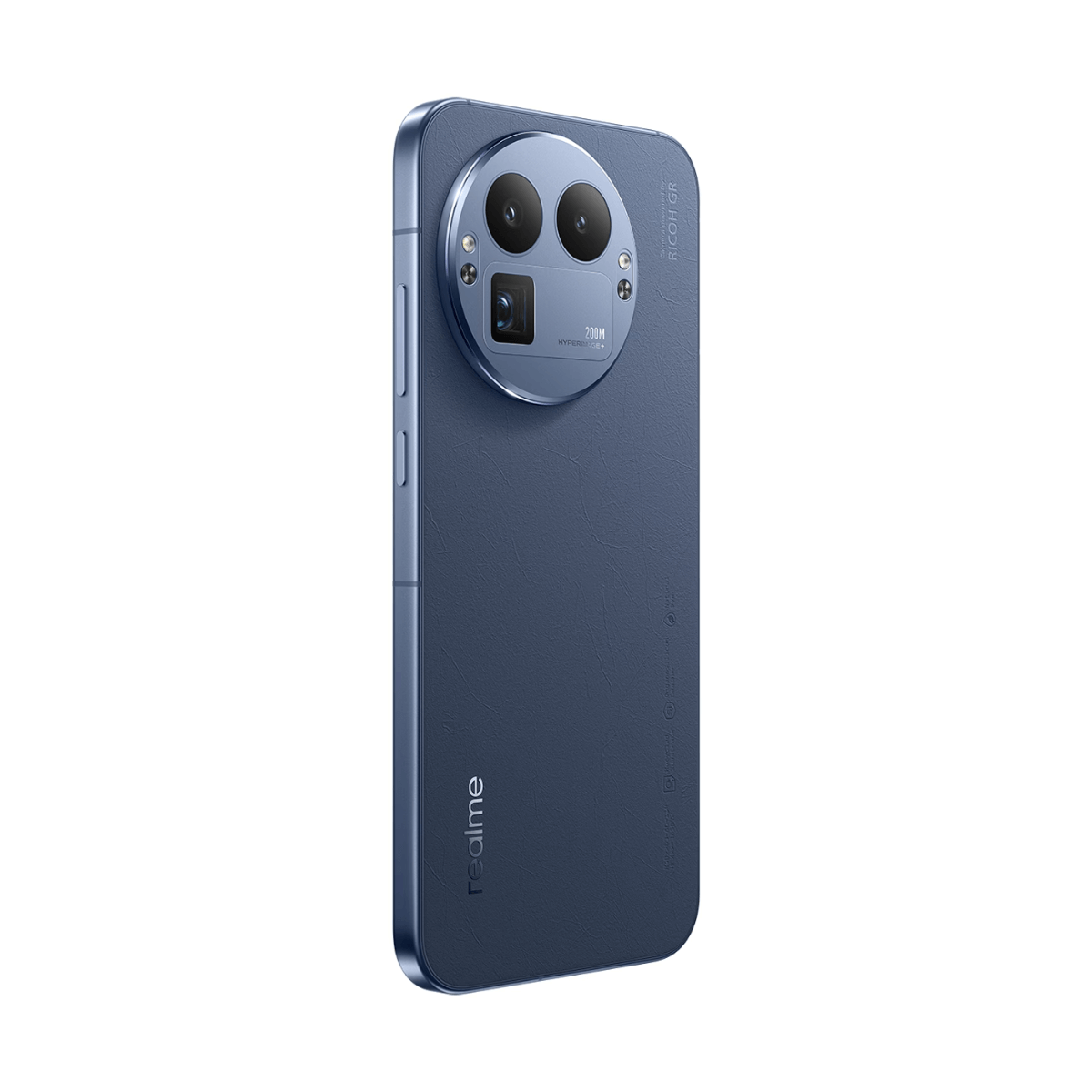 Ein blaues Realme-Handy. Es hat ein Kameramodul mit drei Linsen und eine lederartige Textur auf der Rückseite. Das Realme-Logo ist sichtbar.