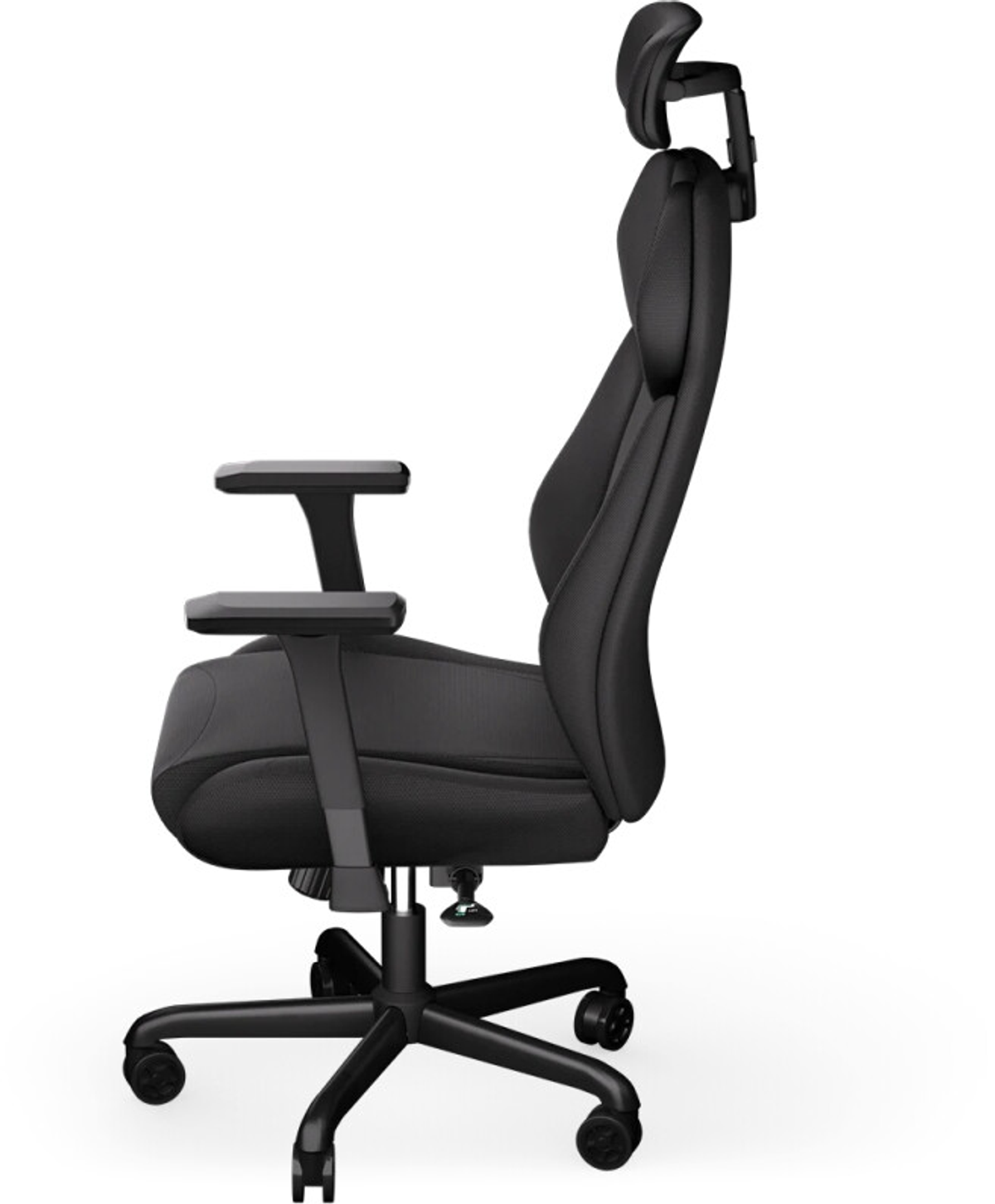 Seitenansicht eines schwarzen ergonomischen Bürostuhls. Er hat eine Kopfstütze, Armlehnen und ein Fünf-Sterne-Fußkreuz mit Rollen. Der Hintergrund ist weiß.