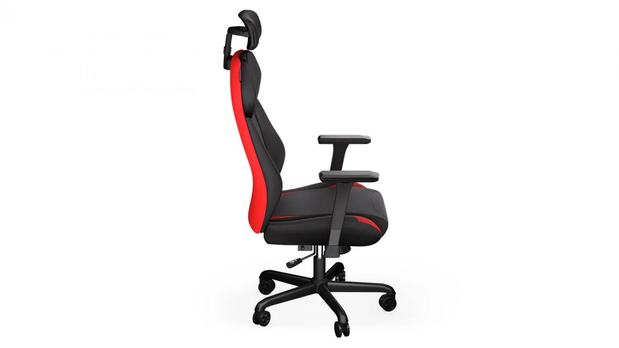 Seitenansicht eines schwarz-roten Gaming-Stuhls. Er hat eine Kopfstütze, Armlehnen und ein Fünf-Sterne-Gestell mit Rollen.