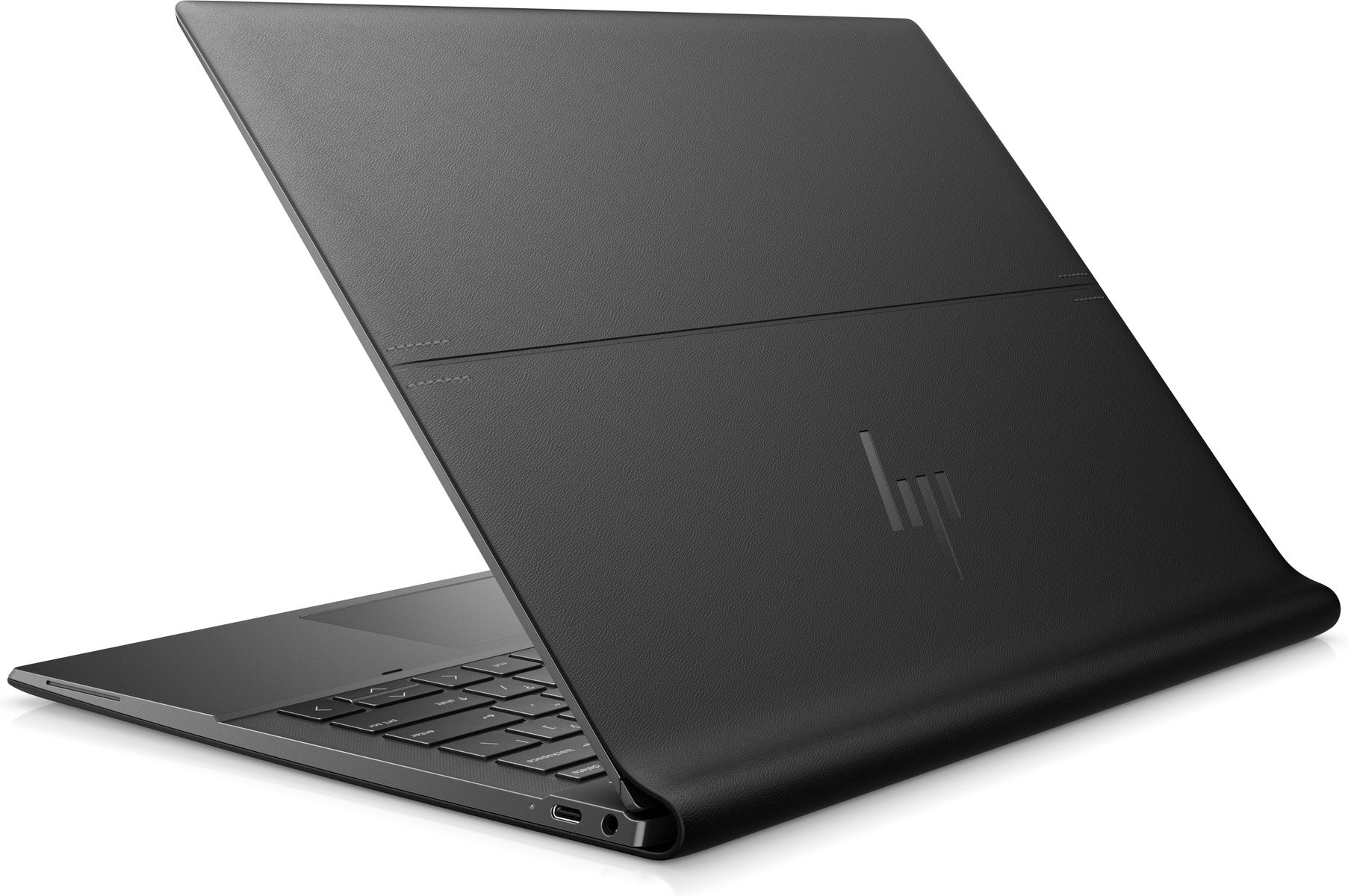 Schwarzer Laptop mit geöffnetem Deckel. Die Tastatur ist sichtbar. Das HP-Logo befindet sich auf der Rückseite des Bildschirms.
