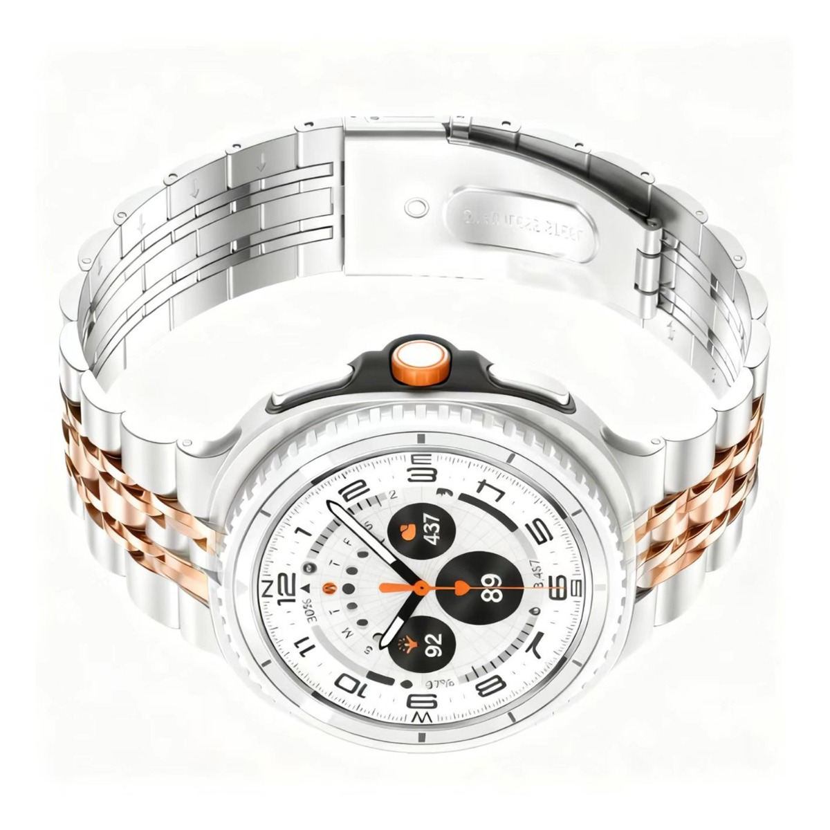 Nahaufnahme einer silber-goldenen Armbanduhr mit weißem Zifferblatt, schwarzen Zahlen und Zeigern sowie einer schwarzen und orangenen Krone.