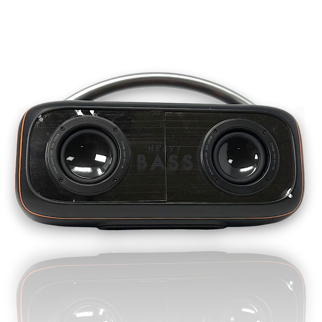 Altavoz negro y naranja con dos altavoces y un asa plateada. El altavoz tiene la palabra 'HEAVY BASS'.