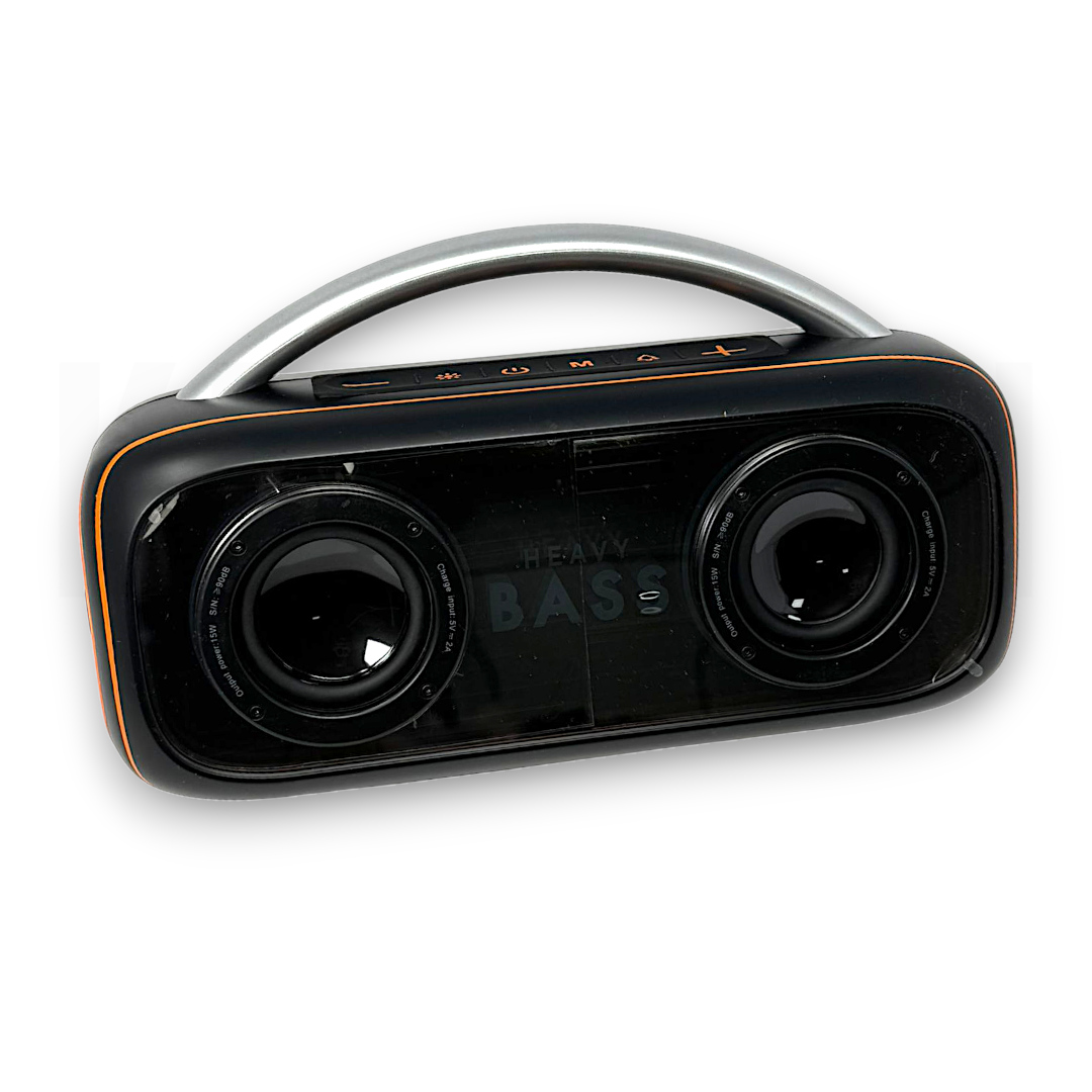 Altavoz negro y naranja con asa plateada. Tiene dos altavoces y el texto 'HEAVY BASS'. Los botones son visibles en la parte superior.