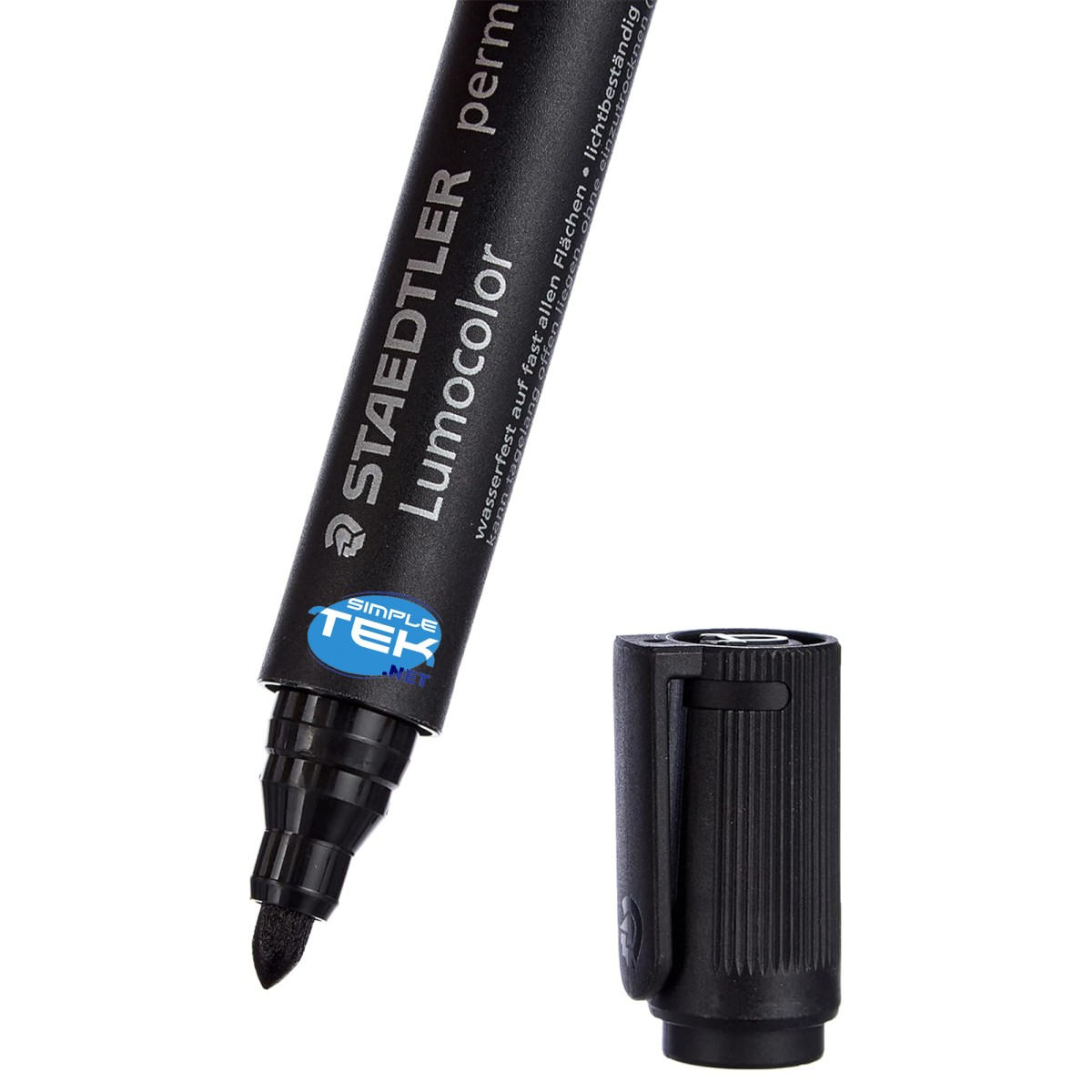 Ein schwarzer Staedtler Lumocolor Permanentmarker ohne Kappe. Der Marker hat Text und eine schwarze Filzspitze.