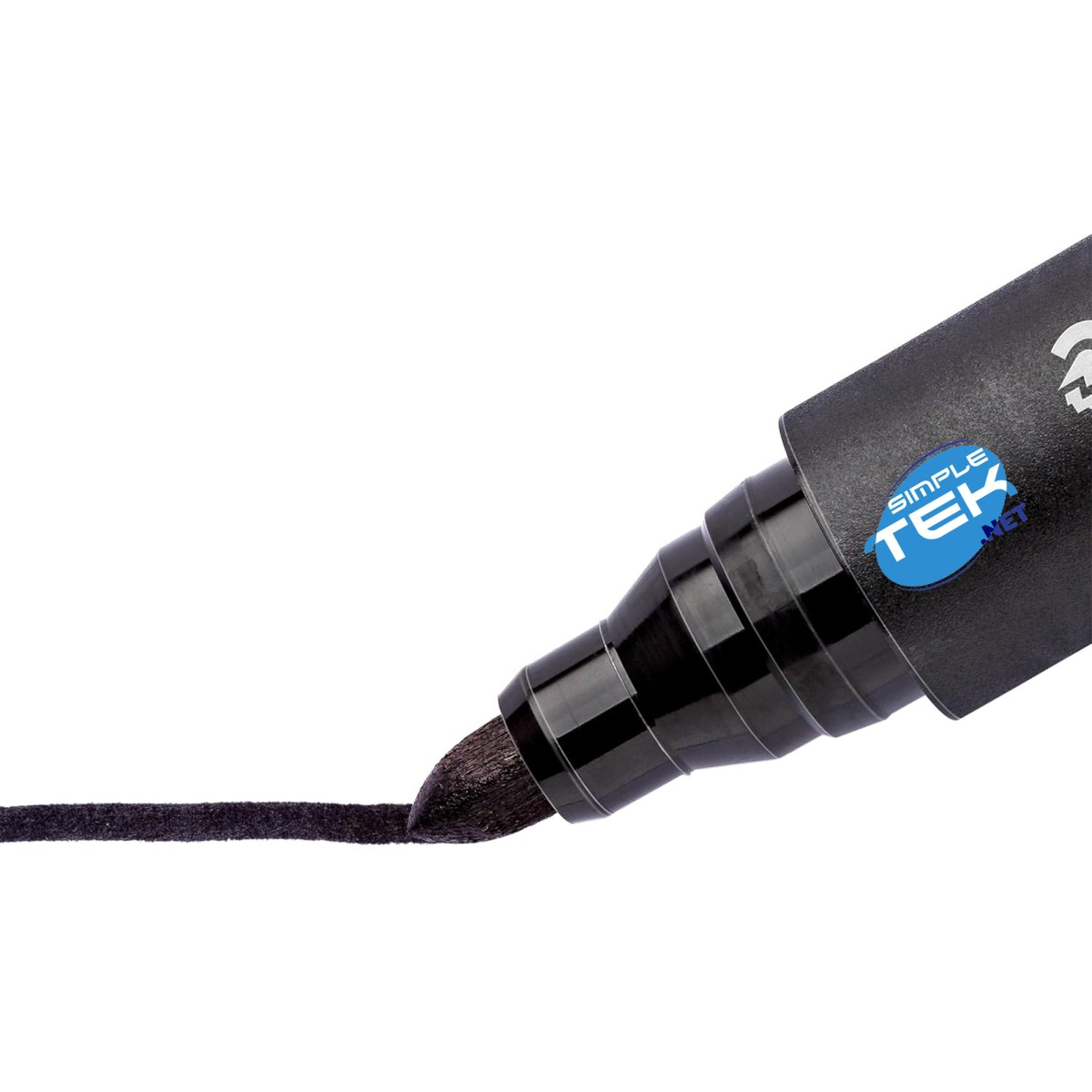 Ein schwarzer Marker zeichnet eine schwarze Linie auf weißem Hintergrund. Der Marker hat ein blau-weißes Logo mit der Aufschrift Simple Tek Net.