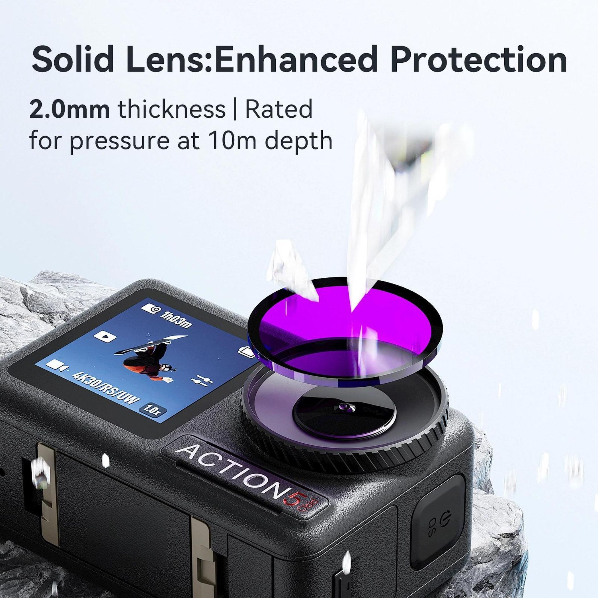 Action cam con lente viola e schermo con sciatore. Il testo indica protezione lente e spessore di 2,0 mm.