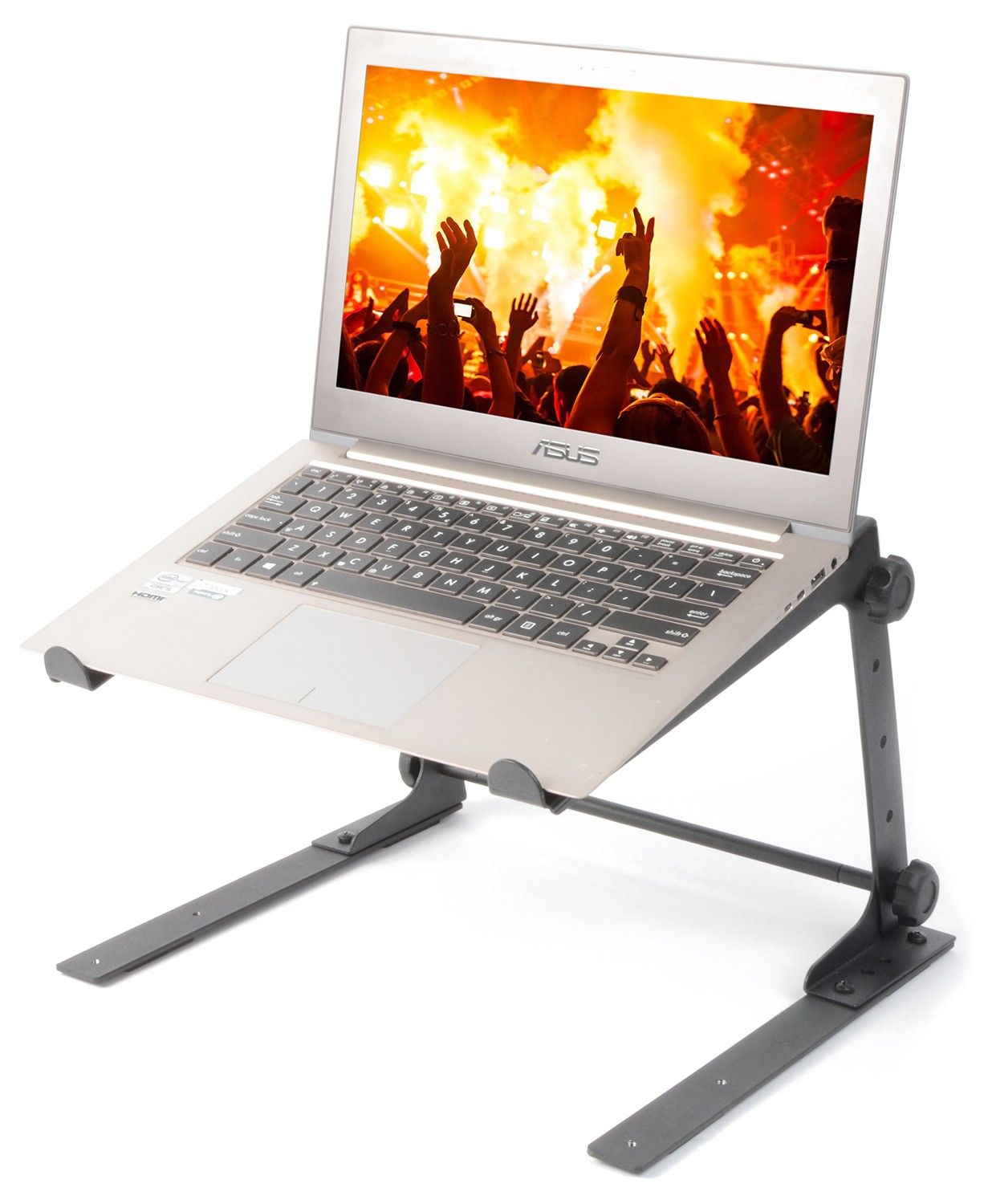 Ein Laptop auf einem schwarzen Ständer. Der Bildschirm zeigt ein Konzertpublikum mit erhobenen Händen. ASUS-Logo sichtbar.
