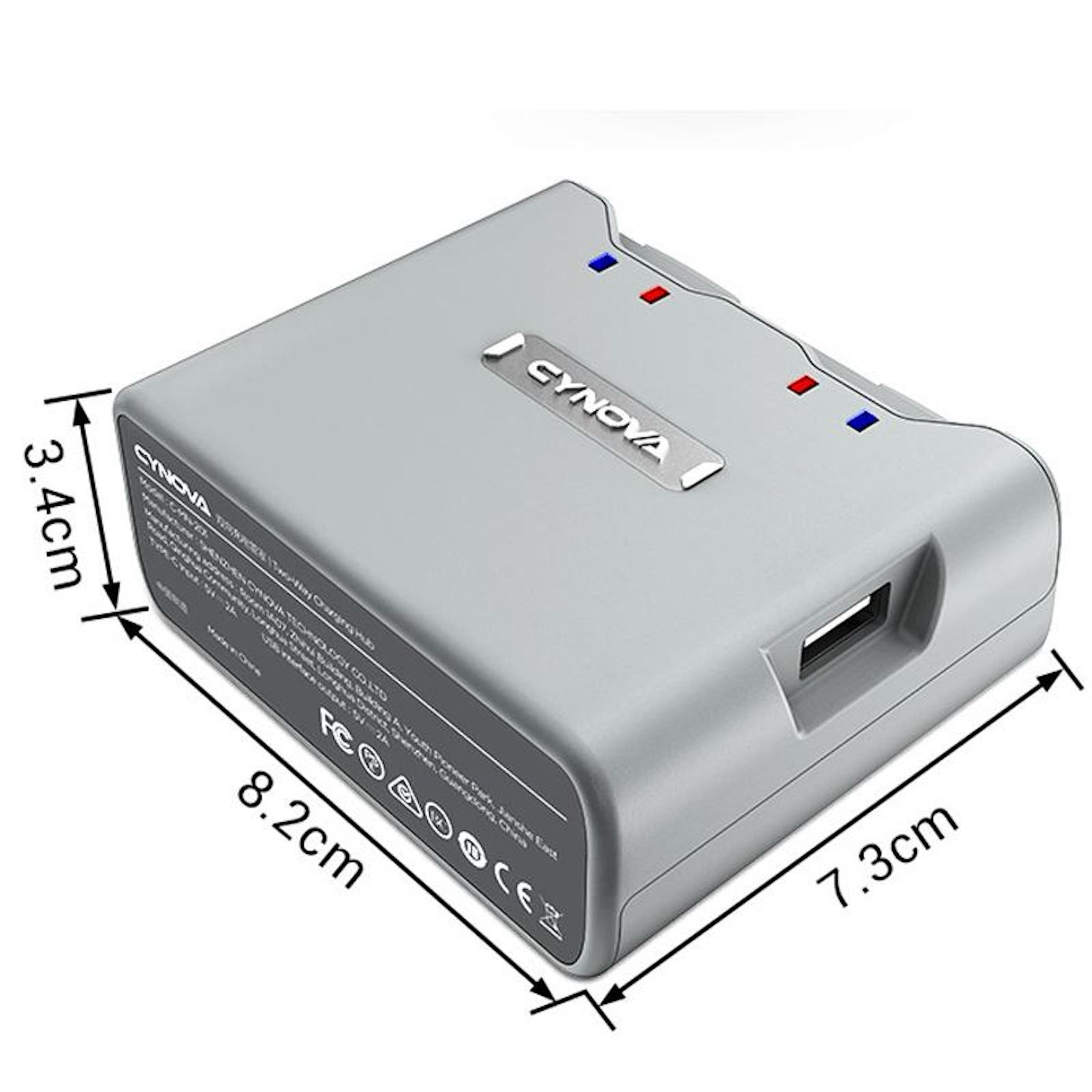 Un hub di ricarica Cynova grigio. Ha una porta USB, spie rosse e blu e le dimensioni sono indicate.