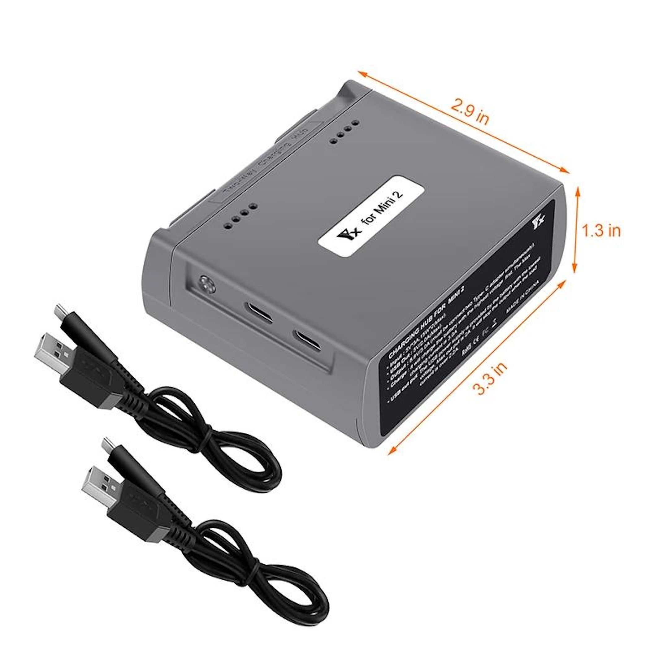 Ein grauer Ladehub für eine Mini 2 Drohne ist mit zwei schwarzen Kabeln abgebildet. Abmessungen sind auf dem Hub angegeben.