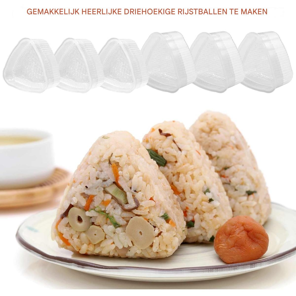 Drei Reisbällchen auf einem Teller mit einer eingelegten Pflaume. Dreieckige Reismolden oben. Text auf Niederländisch.